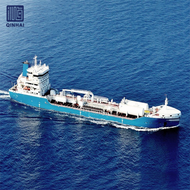 조선소는 오일 크레인을 갖춘 5000dwt 유조선 선박을 맞춤형으로 제작했습니다.