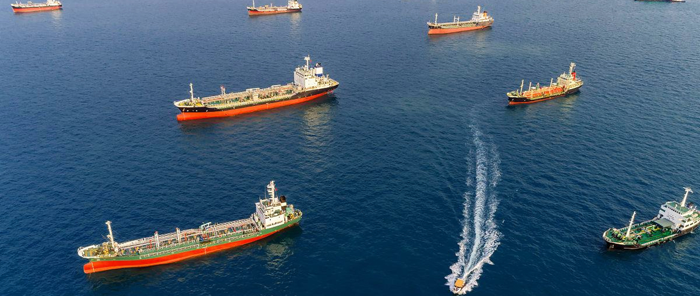 바다 위를 여행하는 유조선